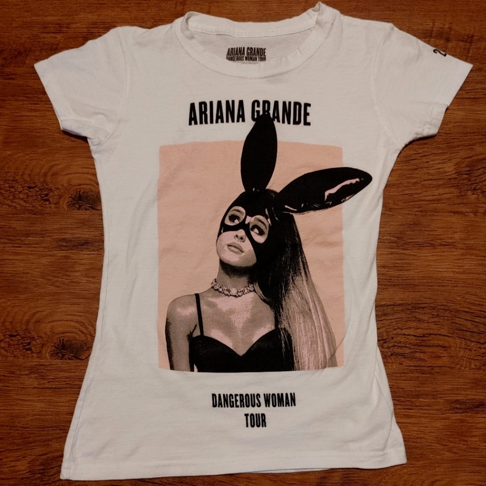 Ariana Grande 2017 Dangerous Woman Tour Shirt Concert Tee 🔥🎅🔥 Size Small